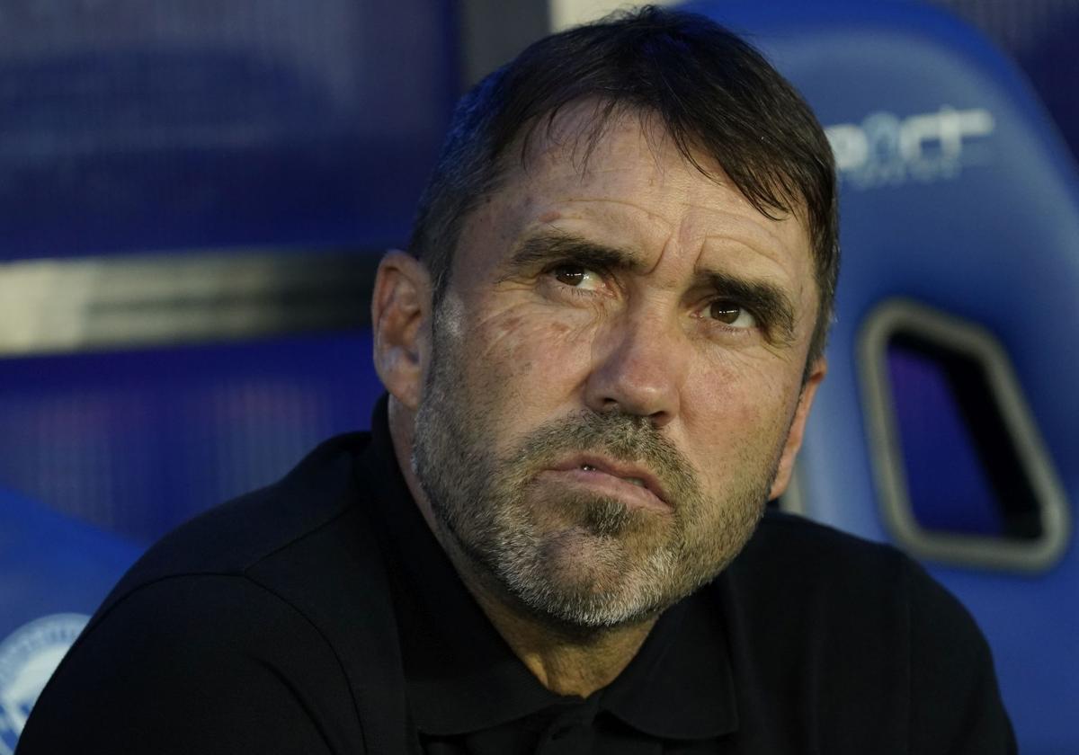 Coudet, en el banquillo de Mendizorroza antes del debut contra el Levante.